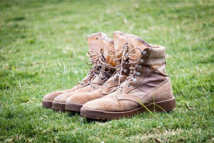 Army boots are one of the toughest, safest and most powerful boots in the world. They have versatility and endurance that are highly appreciated and trusted by many soldiers. Army boots can overcome even fiery deserts, humid tropical forests in Asia, or sky-high rocky mountains. However, no matter how powerful army boots are, if they are not carefully cared for and cleaned, they can be completely damaged by the destruction of dirt over time. The most important thing is to keep army boots clean to prolong their lifespan and keep them flexible, durable and beautiful. Especially with the tan army boots, the stains not only affect the quality of the boots, but they also affect their cool and dashing appearance. Today, join us to learn how to clean tan army boots to protect them from enemies lurking in the dark! Shall we?