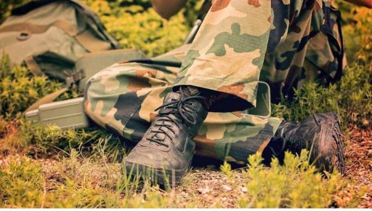 Tactical boots are one of the most versatile boots in the world. They are born to serve military service, the air force, law enforcement, task force, police, and more. Tactical boots are widely used in many professions, and also a favorite accessory for outdoor hikes (hiking, expeditions, climbing…). In general, tactical boots offer high flexibility, good durability, safety and especially comfort so they are best for demanding jobs as well as long-term use. However, all of the above only happens when you get suitable tactical boots for your purpose. Why is that? The reason is that tactical boots don’t just have a single type but they come in many different types. For a great experience, you need to choose the right tactical boots that will suit your intended use. When using tactical boots, other factors also affect your wearing experience such as size, fit, design, etc. Too much? Don’t worry! Today, we will guide you all in the simplest way! Join us in the article of How to choose tactical boots! Let’s get it started!
