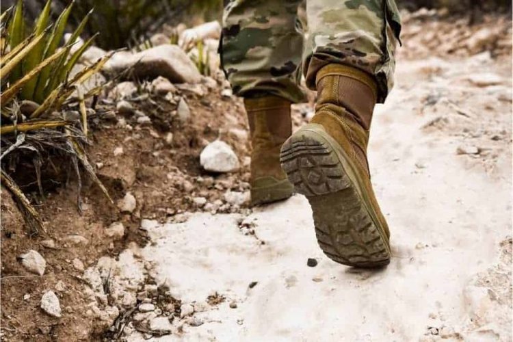 Many argue that tactical boots are too heavy for hiking and make hikers lose a lot of strength, flexibility, and comfort to conquer free roads. That’s not true! In this case, you may not be able to tell the difference between tactical boots and traditional military boots. Today, I’m going to tell you why a tactical boot is the most versatile boot in the world. And why it is a great boot to use for hiking no matter how difficult the terrain is. On top of that, there is a list of 15 best tactical hiking boots as a gift to hikers. Are you ready for the journey? Let’s start!