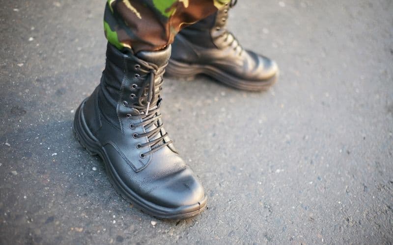 Sodier wear black tactical boots