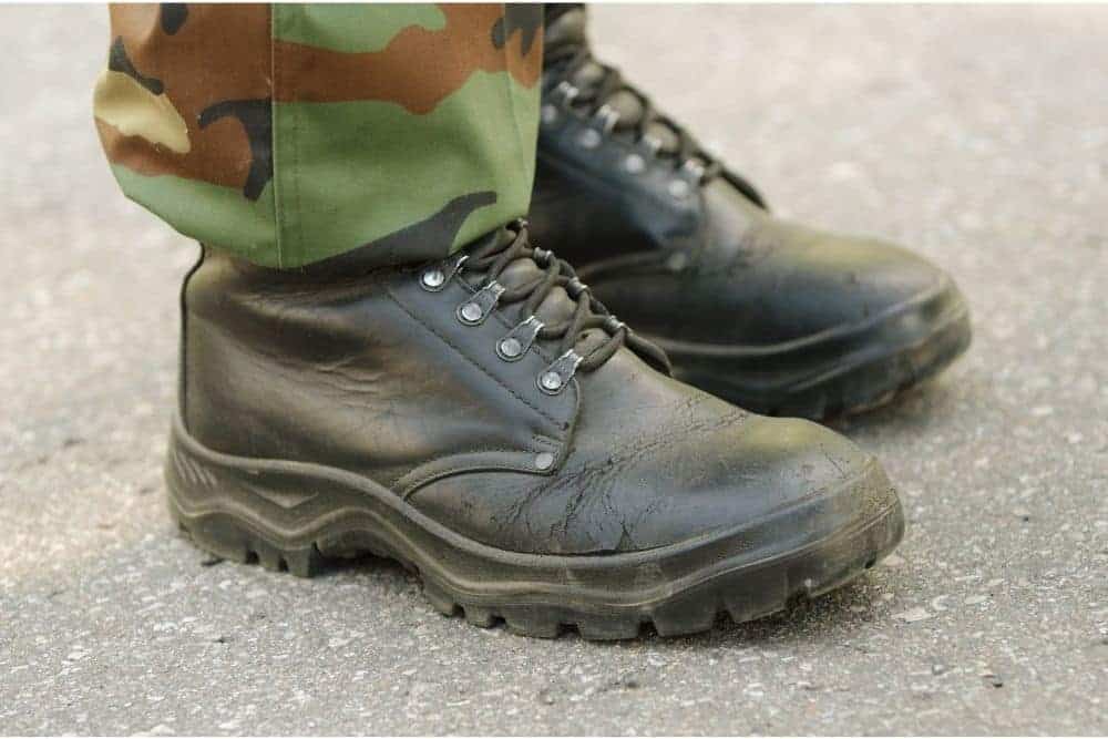 Tactical boots have a sharp, masculine, and powerful look, and are definitely not the catwalk performance boots. Tactical boots often appear on construction sites, stormy deserts, mysterious forests... Saying that so we can imagine one thing, the tactical boot power and durability are certainly respectable. In reality, however, many tactical boots fall apart just after a while you bought them. What are the causes? Why do new tactical boots fall apart? How to prevent that? Join us to find out!
